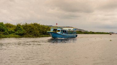 Lake Tonle Sap, Combodia - 28 Eylül 2014: Güneydoğu Asya'nın en büyük tatlı su gölü olan Tonle Sap Gölü'nde turist teknesiyle denize açılan kimliği belirsiz turistler, 1997'den beri Unesco biyosferi