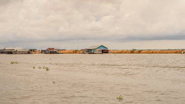Lake Tonle Sap, Combodia - 28 Eylül 2014: Güneydoğu Asya'nın en büyük tatlı su gölü olan Tonle Sap Gölü'nde turist teknesiyle denize açılan kimliği belirsiz turistler, 1997'den beri Unesco biyosferi