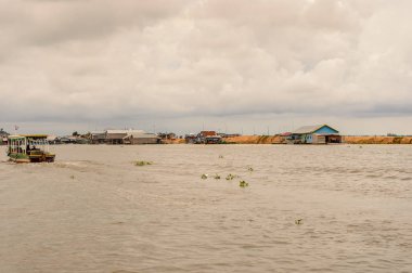 Lake Tonle Sap, Combodia - 28 Eylül 2014: Güneydoğu Asya'nın en büyük tatlı su gölü olan Tonle Sap Gölü'nde turist teknesiyle denize açılan kimliği belirsiz turistler, 1997'den beri Unesco biyosferi