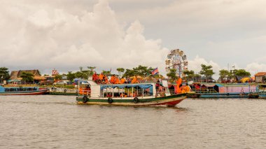 Lake Tonle Sap, Combodia - 28 Eylül 2014: Güneydoğu Asya'nın en büyük tatlı su gölü olan Tonle Sap Gölü'nde turist teknesiyle denize açılan kimliği belirsiz turistler, 1997'den beri Unesco biyosferi