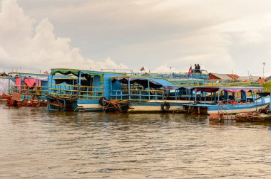 Tonle Sap Gölü, Combodia - 28 Eylül 2014: Güneydoğu Asya'nın en büyük tatlı su gölü olan Tonle Sap Gölü'nün kıyısı, 1997'den beri Unesco biyosferi