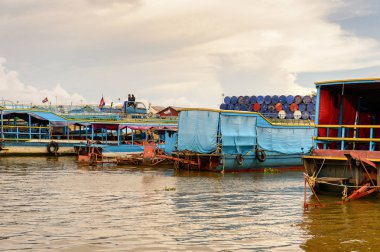 Tonle Sap Gölü, Combodia - 28 Eylül 2014: Güneydoğu Asya'nın en büyük tatlı su gölü olan Tonle Sap Gölü'nün kıyısı, 1997'den beri Unesco biyosferi
