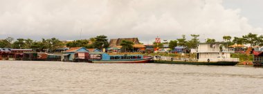 Tonle Sap Gölü, Combodia - 28 Eylül 2014: Güneydoğu Asya'nın en büyük tatlı su gölü olan Tonle Sap Gölü'nün kıyısı, 1997'den beri Unesco biyosferi