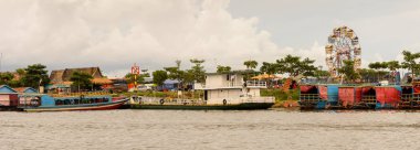 Tonle Sap Gölü, Combodia - 28 Eylül 2014: Güneydoğu Asya'nın en büyük tatlı su gölü olan Tonle Sap Gölü'nün kıyısı, 1997'den beri Unesco biyosferi