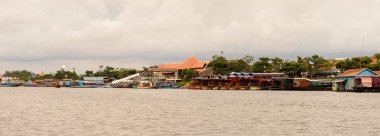 Tonle Sap Gölü, Combodia - 28 Eylül 2014: Güneydoğu Asya'nın en büyük tatlı su gölü olan Tonle Sap Gölü'nün kıyısı, 1997'den beri Unesco biyosferi
