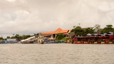Tonle Sap Gölü, Combodia - 28 Eylül 2014: Güneydoğu Asya'nın en büyük tatlı su gölü olan Tonle Sap Gölü'nün kıyısı, 1997'den beri Unesco biyosferi