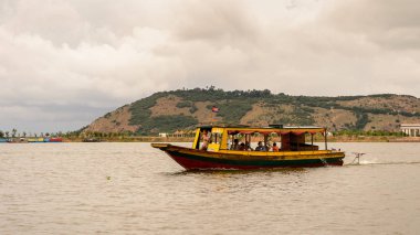 Lake Tonle Sap, Combodia - 28 Eylül 2014: Güneydoğu Asya'nın en büyük tatlı su gölü olan Tonle Sap Gölü'nde turist teknesiyle denize açılan kimliği belirsiz turistler, 1997'den beri Unesco biyosferi