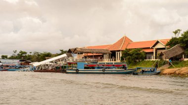Tonle Sap Gölü, Combodia - 28 Eylül 2014: Güneydoğu Asya'nın en büyük tatlı su gölü olan Tonle Sap Gölü'nün kıyısı, 1997'den beri Unesco biyosferi