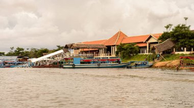 Tonle Sap Gölü, Combodia - 28 Eylül 2014: Güneydoğu Asya'nın en büyük tatlı su gölü olan Tonle Sap Gölü'nün kıyısı, 1997'den beri Unesco biyosferi