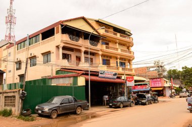 Siem Reap, Kamboçya - 28 Eylül 2014: Siemreap'ın merkezinde yaşam, Kamboçya. Siem Reap, Siem Reap Eyaletinin başkenti ve Angkor bölgesine açılan kapı olarak popüler bir tatil beldesidir.