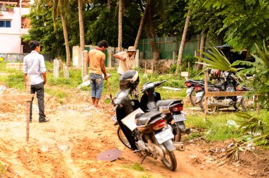 Siem Reap, Kamboçya - 28 Eylül 2014: Siemreap, Kamboçya'da kimliği belirsiz kişiler çalışıyor. Siem Reap, Siem Reap Eyaletinin başkenti ve Angkor bölgesine açılan kapı olarak popüler bir tatil beldesidir.