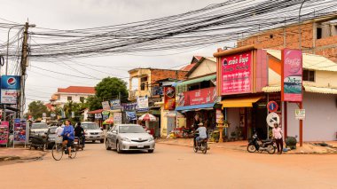 Siem Reap, Kamboçya - 28 Eylül 2014: Siemreap'ın merkezinde yaşam, Kamboçya. Siem Reap, Siem Reap Eyaletinin başkenti ve Angkor bölgesine açılan kapı olarak popüler bir tatil beldesidir.