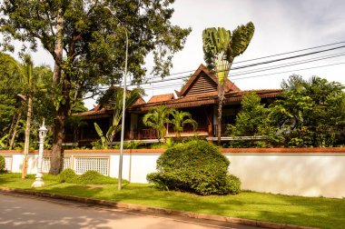 Siem Reap, Kamboçya - 28 Eylül 2014: Siemreap Mimarisi, Kamboçya. Siem Reap, Siem Reap Eyaletinin başkenti ve Angkor bölgesine açılan kapı olarak popüler bir tatil beldesidir.