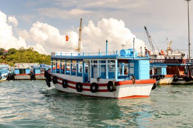 Nha Trang, Vietnam - Eyl 30, 2014: Tekneler Nha Trang bağlantı noktası üzerinde Güney Çin Denizi, Vietnam. Güney Çin Denizi 3.500.000 kare kilometre uzaklıktadır