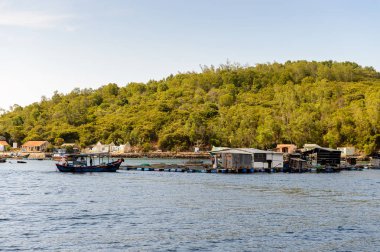 Nha Trang, Vietnam - 30 Eylül 2014: Güney Çin Denizi'nde Nha Trang yakınlarındaki adalardan biri, Vietnam. Güney Çin Denizi 3.500.000 kilometre kare
