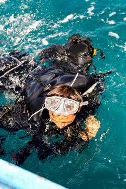 Nha Trang, Vietnam - 30 Eylül 2014: Kimliği belirsiz adam Güney Çin Denizi'nde tüplü dalış yapıyor. Güney Çin Denizi 3.500.000 kilometre kare