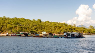 Nha Trang, Vietnam - 30 Eylül 2014: Güney Çin Denizi'nde Nha Trang yakınlarındaki adalardan biri, Vietnam. Güney Çin Denizi 3.500.000 kilometre kare