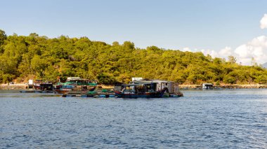 Nha Trang, Vietnam - 30 Eylül 2014: Güney Çin Denizi'nde Nha Trang yakınlarındaki adalardan biri, Vietnam. Güney Çin Denizi 3.500.000 kilometre kare