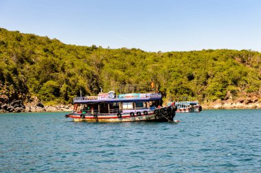 Nha Trang, Vietnam - 30 Eylül 2014: Güney Çin Denizi'nde tekne saisl, Vietnam. Güney Çin Denizi 3.500.000 kilometre kare