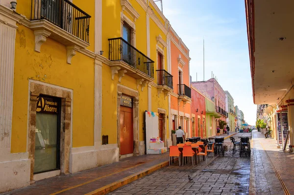 Palenque, Meksika - 4 Kasım 2016: Palenque, Meksika'nın mimarisi. Chiapas eyaletinin en fakir şehridir..