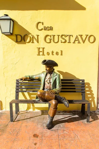 Palenque, Meksika - Kas 4, 2016: Palenque Don Gustavo heykeli, Meksika. Chiapas eyaletinin en fakir şehridir..