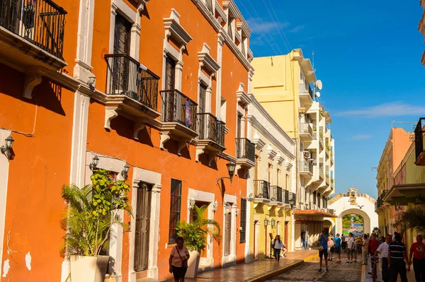 Palenque, Meksika - 4 Kasım 2016: Palenque, Meksika'nın mimarisi. Chiapas eyaletinin en fakir şehridir..