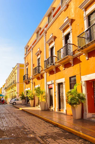 Palenque, Meksika - 4 Kasım 2016: Palenque, Meksika'nın mimarisi. Chiapas eyaletinin en fakir şehridir..