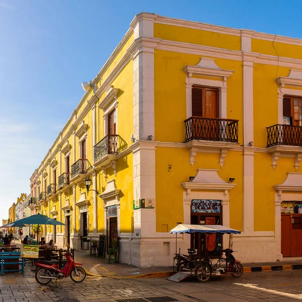Palenque, Meksika - 4 Kasım 2016: Palenque, Meksika'nın mimarisi. Chiapas eyaletinin en fakir şehridir..