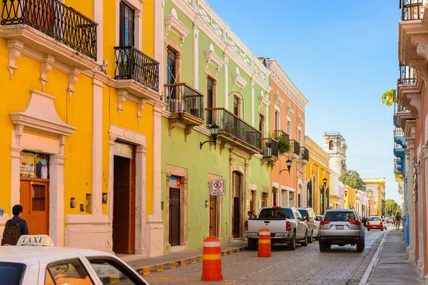 Palenque, Meksika - 4 Kasım 2016: Palenque, Meksika'nın mimarisi. Chiapas eyaletinin en fakir şehridir..