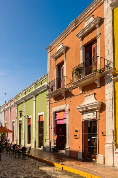 Palenque, Meksika - 4 Kasım 2016: Palenque, Meksika'nın mimarisi. Chiapas eyaletinin en fakir şehridir..