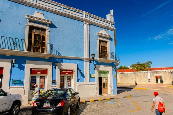 Palenque, Meksika - 4 Kasım 2016: Palenque, Meksika'nın mimarisi. Chiapas eyaletinin en fakir şehridir..