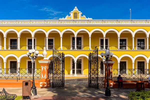 Palenque, Meksika - Kas 4, 2016: Palenque ana meydanının sarı bina (Zocalo) Palenque, Meksika. Chiapas eyaletinin en fakir şehridir..