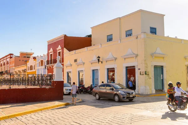 Palenque, Meksika - 4 Kasım 2016: Palenque, Meksika'nın renkli mimarisi. Chiapas eyaletinin en fakir şehridir..