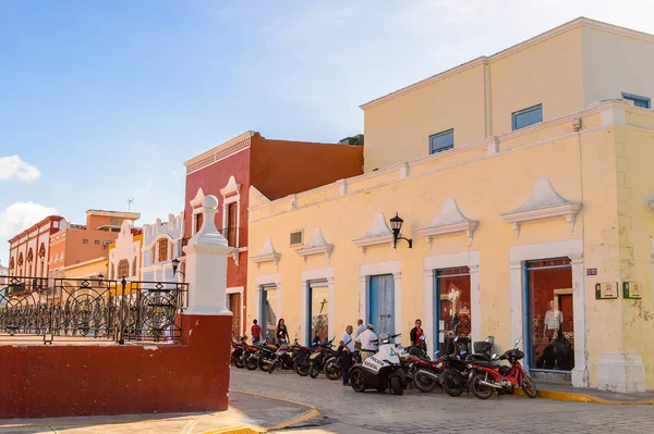 Palenque, Meksika - 4 Kasım 2016: Palenque, Meksika'nın renkli mimarisi. Chiapas eyaletinin en fakir şehridir..