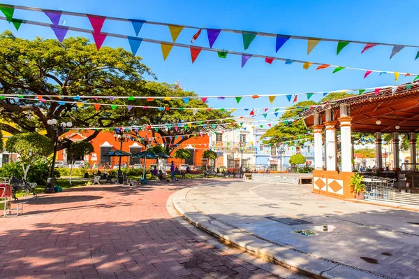 Palenque, Meksika - 4 Kasım 2016: Palenque, Meksika'nın renkli mimarisi. Chiapas eyaletinin en fakir şehridir..