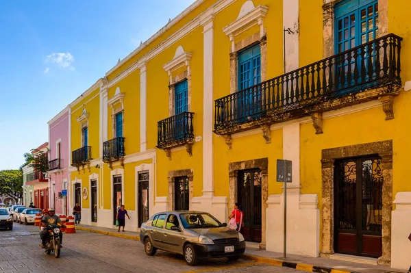 Palenque, Meksika - 4 Kasım 2016: Palenque, Meksika'nın renkli mimarisi. Chiapas eyaletinin en fakir şehridir..