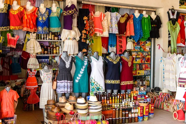 Yucatan, Meksika- Kas 4, 2016: Turistler arasında popüler orijinal geleneksel Meksika hediyelik eşya ve giyim ile pazar yeri.