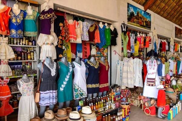 Yucatan, Meksika- Kas 4, 2016: Turistler arasında popüler orijinal geleneksel Meksika hediyelik eşya ve giyim ile pazar yeri.