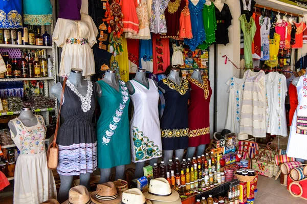 Yucatan, Meksika- Kas 4, 2016: Turistler arasında popüler orijinal geleneksel Meksika hediyelik eşya ve giyim ile pazar yeri.