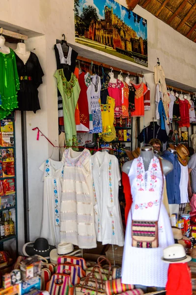 Yucatan, Meksika- Kas 4, 2016: Turistler arasında popüler orijinal geleneksel Meksika hediyelik eşya ve giyim ile pazar yeri.