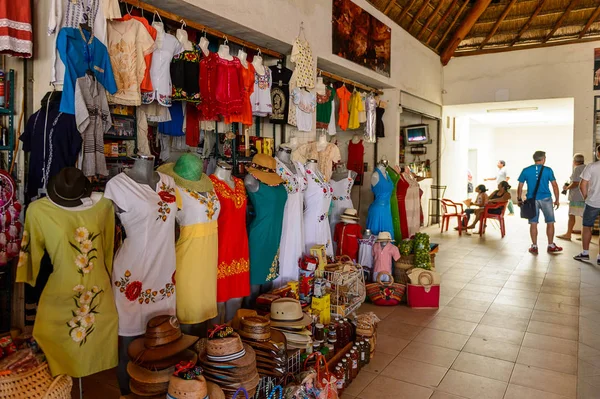 Yucatan, Meksika- Kas 4, 2016: Turistler arasında popüler orijinal geleneksel Meksika hediyelik eşya ve giyim ile pazar yeri.