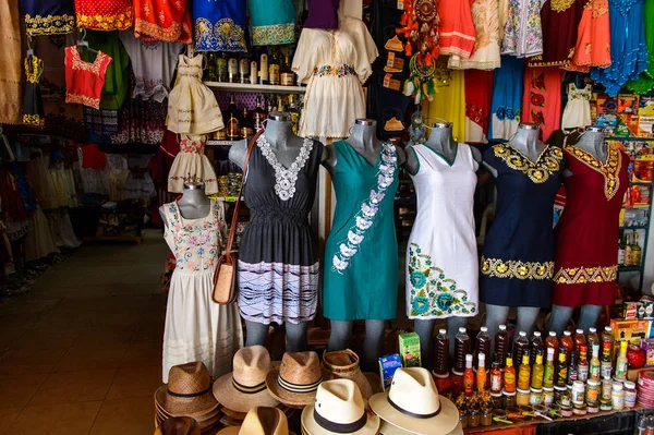 Yucatan, Meksika- Kas 4, 2016: Turistler arasında popüler orijinal geleneksel Meksika hediyelik eşya ve giyim ile pazar yeri.