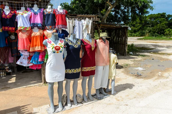 Yucatan, Meksika- Kas 4, 2016: Turistler arasında popüler orijinal geleneksel Meksika hediyelik eşya ve giyim ile pazar yeri.