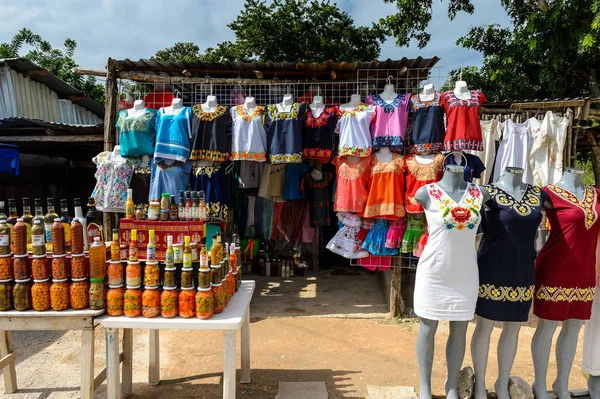 Yucatan, Meksika- Kas 4, 2016: Turistler arasında popüler orijinal geleneksel Meksika hediyelik eşya ve giyim ile pazar yeri.