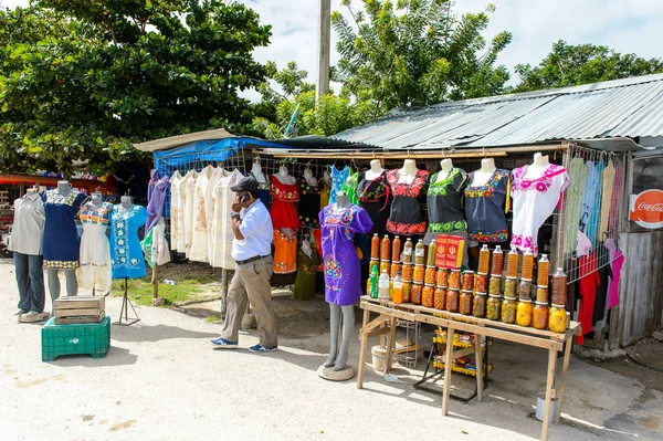 Yucatan, Meksika- Kas 4, 2016: Turistler arasında popüler orijinal geleneksel Meksika hediyelik eşya ve giyim ile pazar yeri.