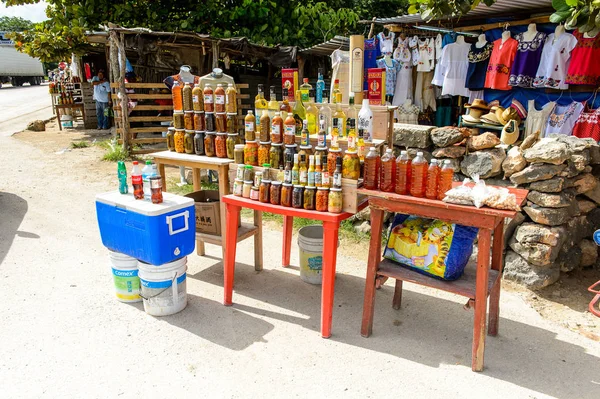 Yucatan, Meksika- Kas 4, 2016: Turistler arasında popüler orijinal geleneksel Meksika hediyelik eşya ve giyim ile pazar yeri.
