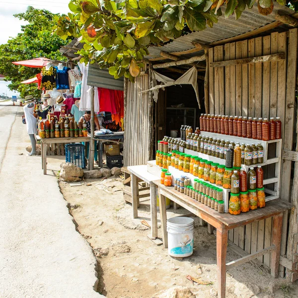 Yucatan, Meksika- Kas 4, 2016: Turistler arasında popüler orijinal geleneksel Meksika hediyelik eşya ve giyim ile pazar yeri.