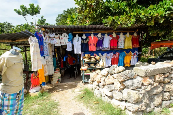 Yucatan, Meksika- Kas 4, 2016: Turistler arasında popüler orijinal geleneksel Meksika hediyelik eşya ve giyim ile pazar yeri.