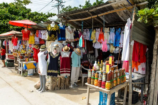 Yucatan, Meksika- Kas 4, 2016: Turistler arasında popüler orijinal geleneksel Meksika hediyelik eşya ve giyim ile pazar yeri.