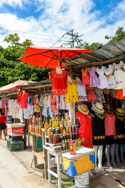 Yucatan, Meksika- Kas 4, 2016: Turistler arasında popüler orijinal geleneksel Meksika hediyelik eşya ve giyim ile pazar yeri.